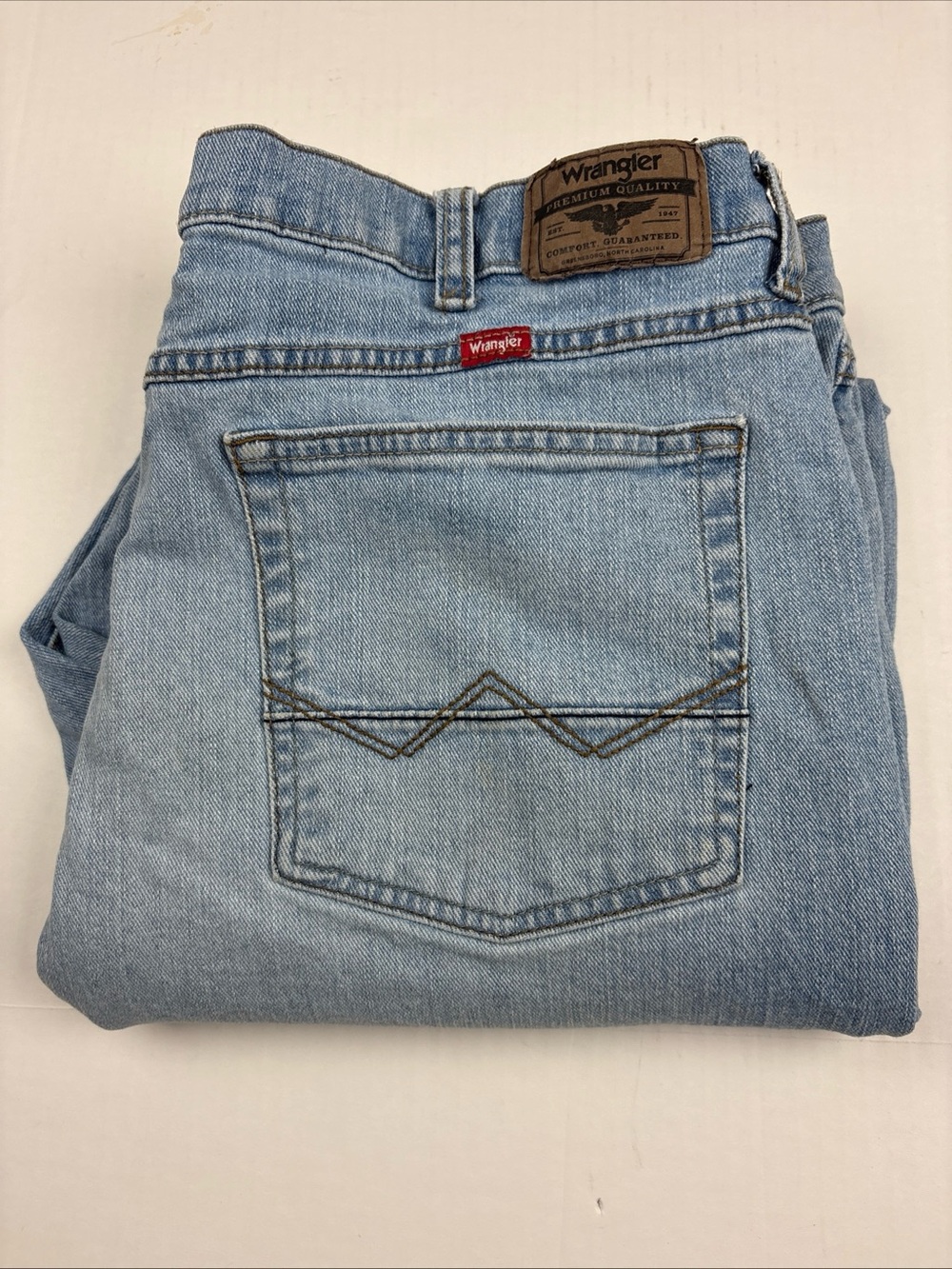 Wrangler Men’s Light Wash Relaxed Denim Jeans